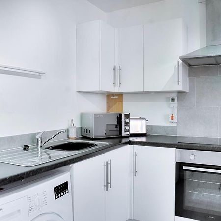 Modern 2 Bedroom Flat - 15 Minutes To Liverpool Birkenhead Exteriör bild