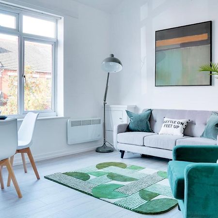 Modern 2 Bedroom Flat - 15 Minutes To Liverpool Birkenhead Exteriör bild