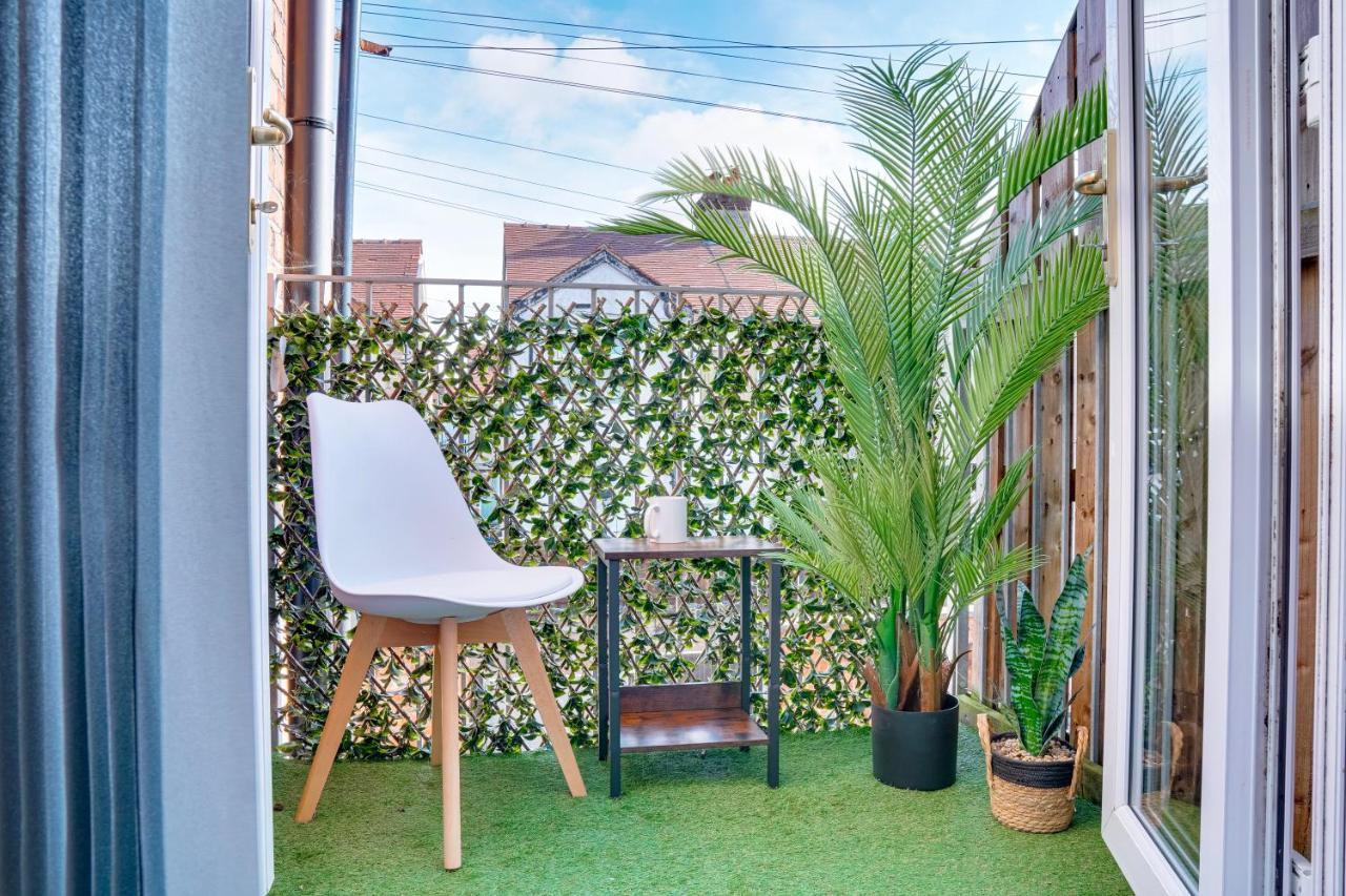 Modern 2 Bedroom Flat - 15 Minutes To Liverpool Birkenhead Exteriör bild