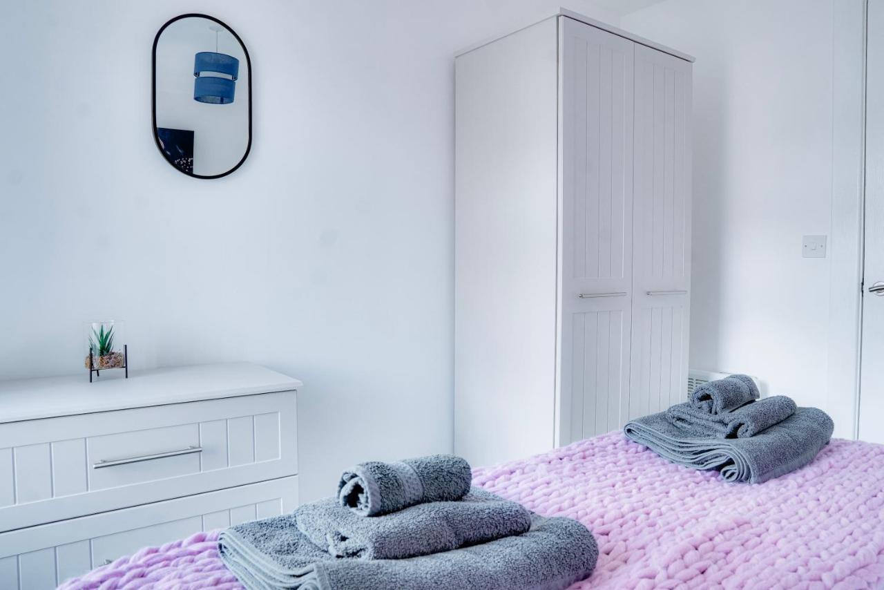 Modern 2 Bedroom Flat - 15 Minutes To Liverpool Birkenhead Exteriör bild