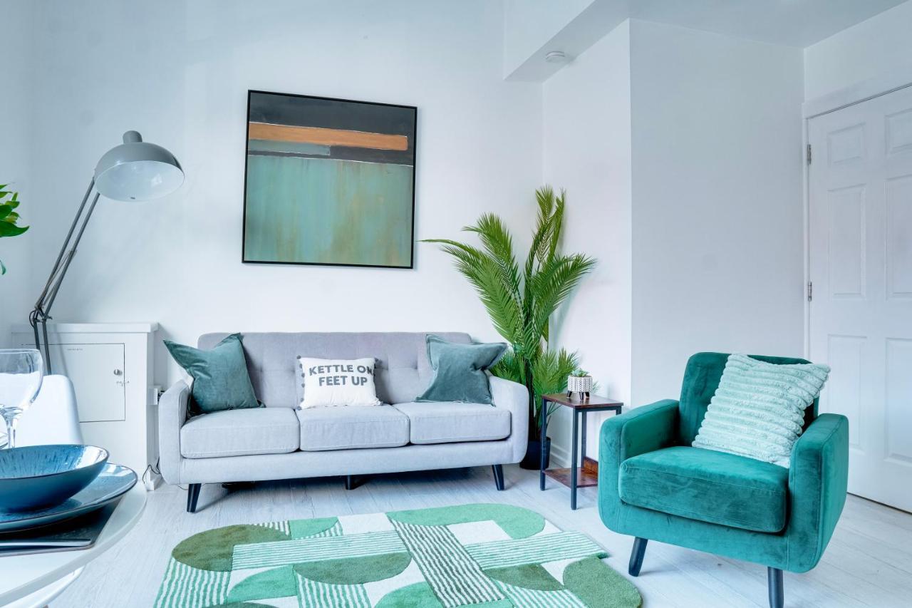 Modern 2 Bedroom Flat - 15 Minutes To Liverpool Birkenhead Exteriör bild