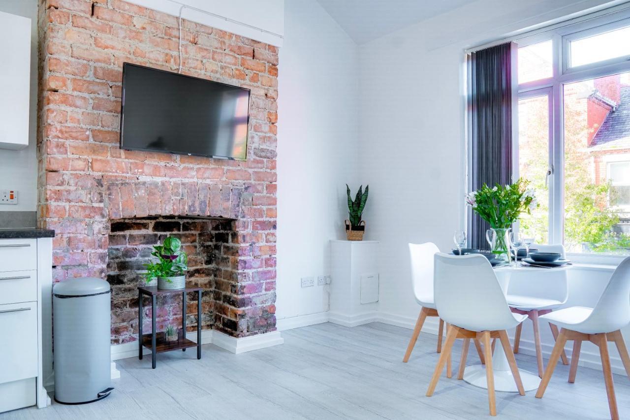 Modern 2 Bedroom Flat - 15 Minutes To Liverpool Birkenhead Exteriör bild