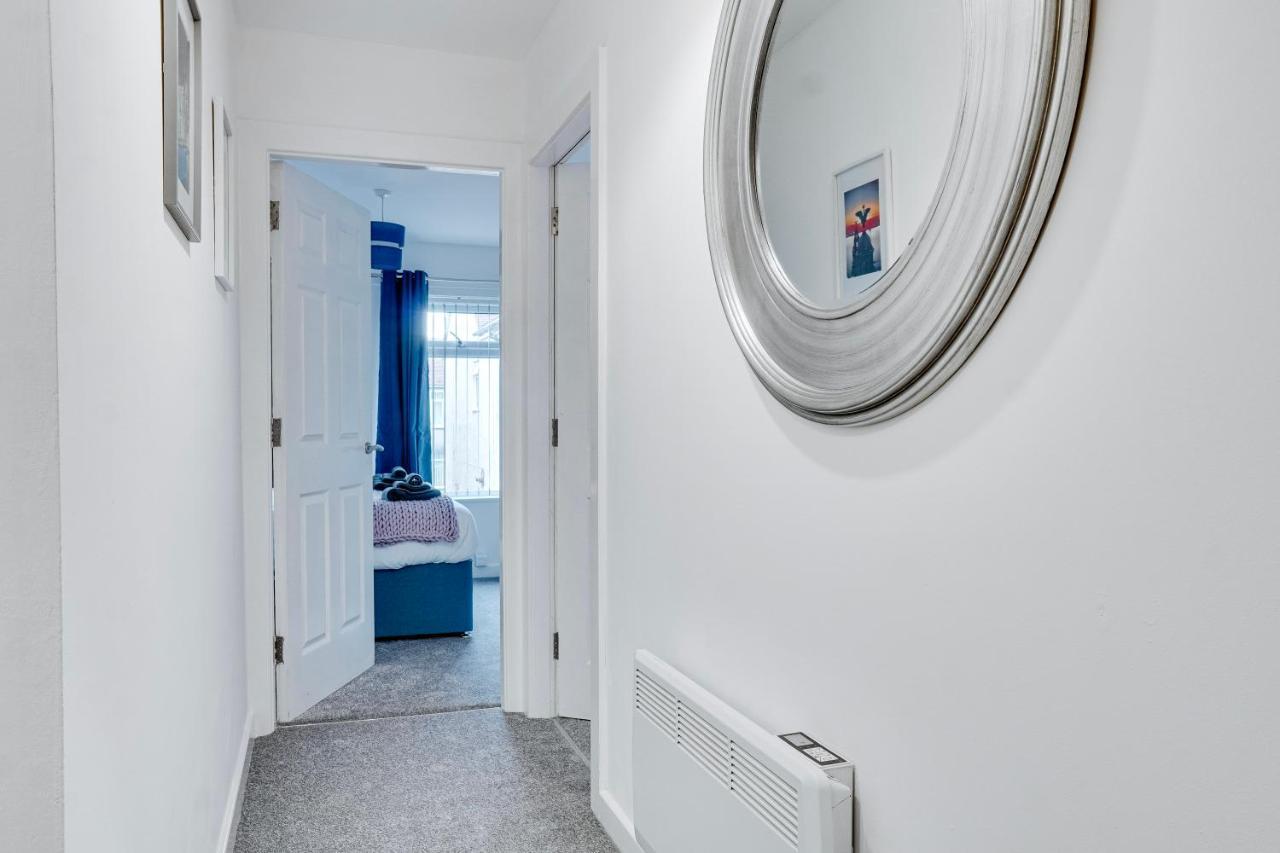 Modern 2 Bedroom Flat - 15 Minutes To Liverpool Birkenhead Exteriör bild