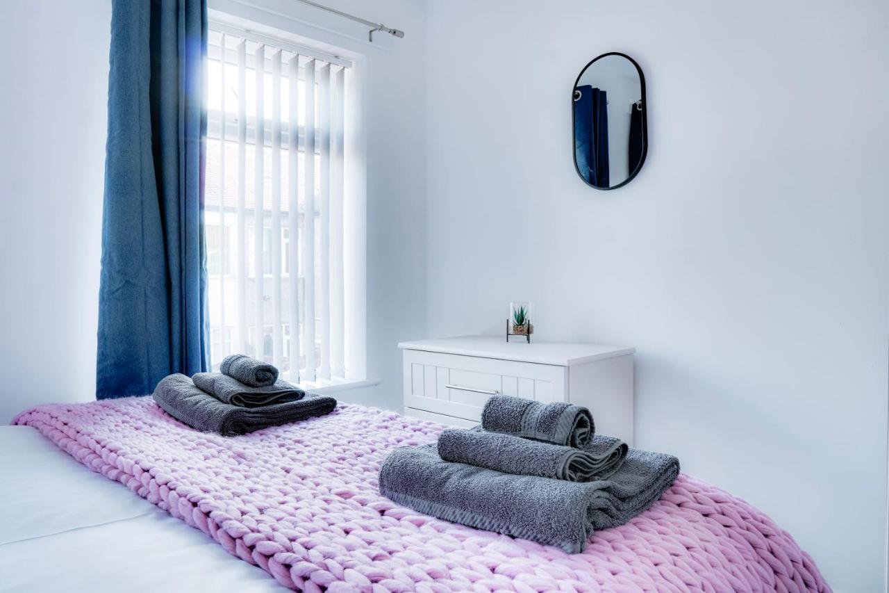 Modern 2 Bedroom Flat - 15 Minutes To Liverpool Birkenhead Exteriör bild