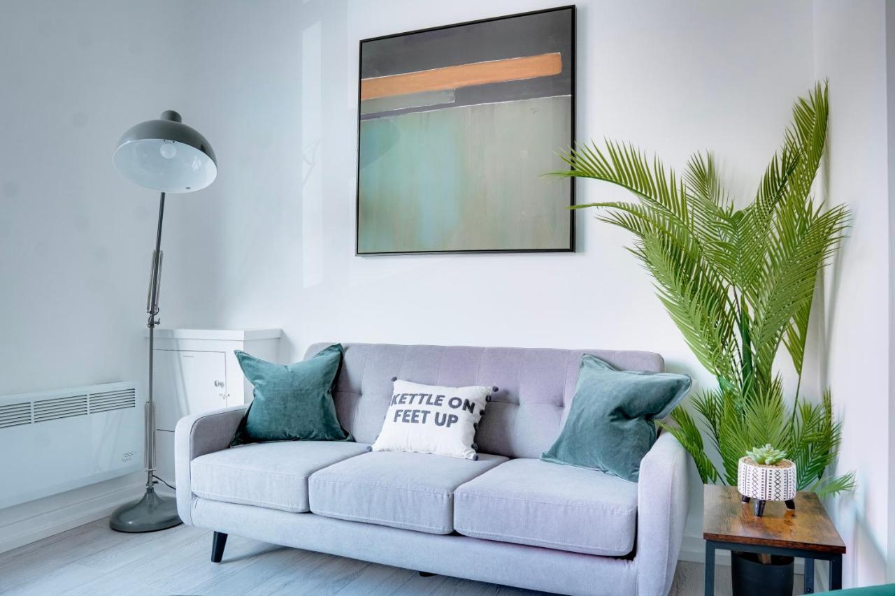 Modern 2 Bedroom Flat - 15 Minutes To Liverpool Birkenhead Exteriör bild